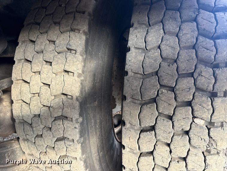 image for item EG1989 2010 International 7400 crane truck