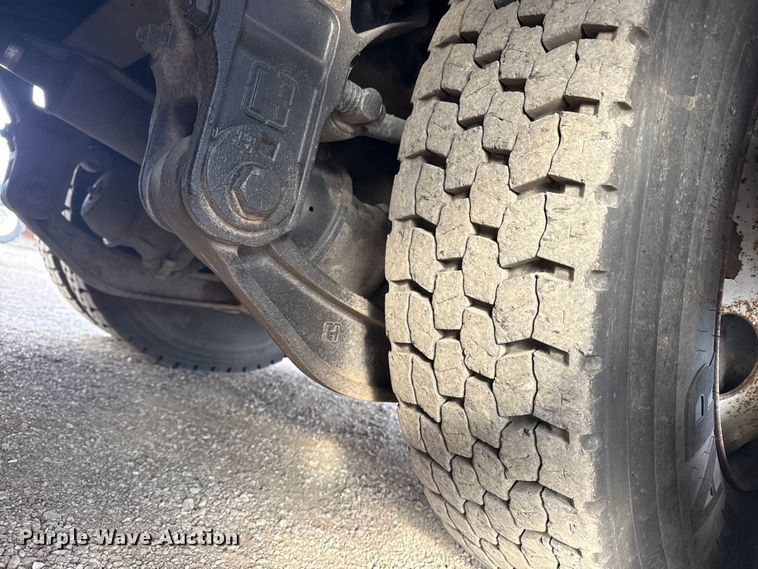 image for item EG1989 2010 International 7400 crane truck