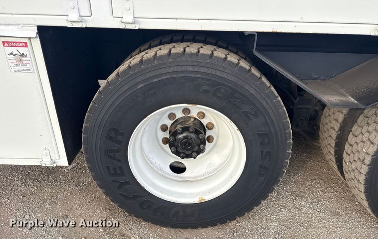 image for item EG1989 2010 International 7400 crane truck