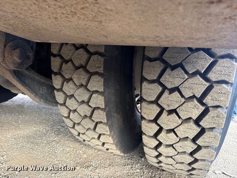 image for item EG1989 2010 International 7400 crane truck