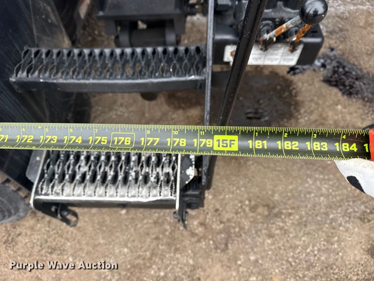 image for item EG2034 2013 International 7600 crane truck