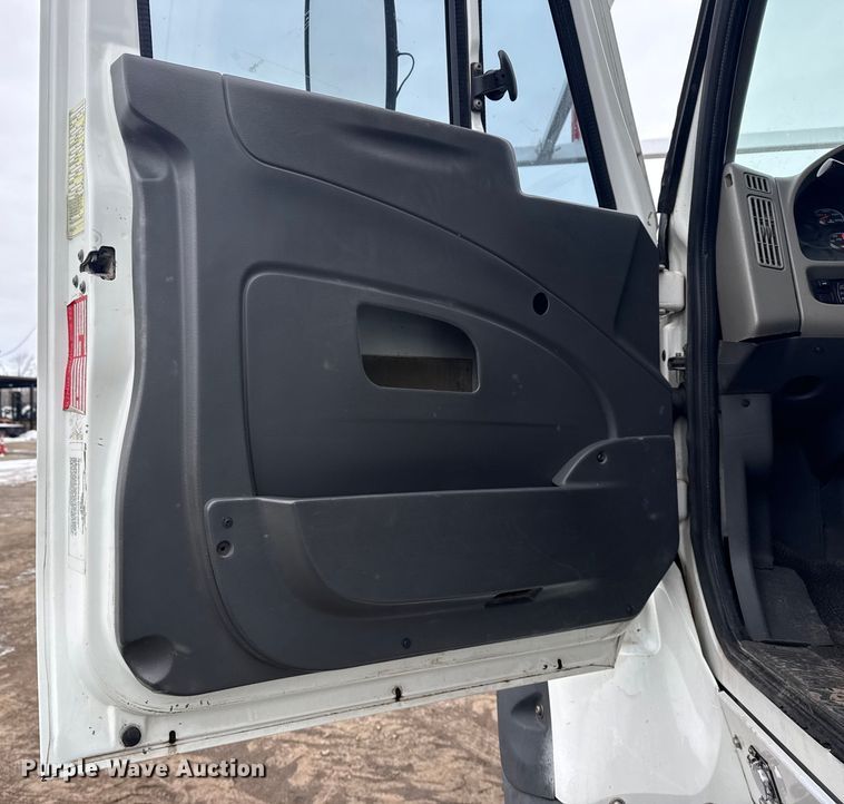 image for item EG2034 2013 International 7600 crane truck