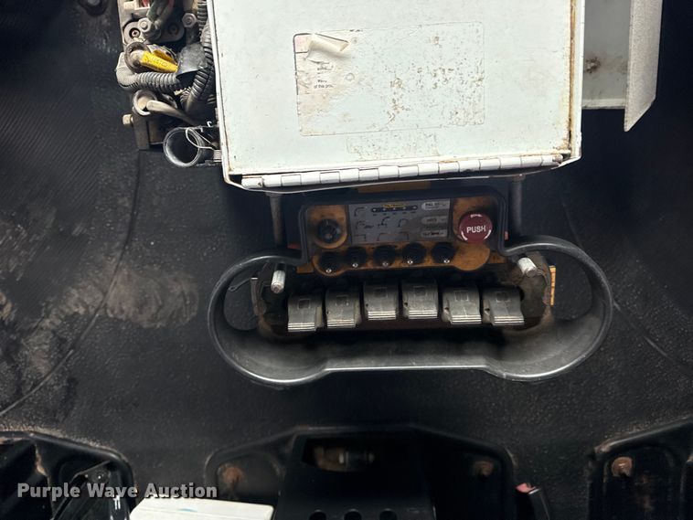 image for item EG2034 2013 International 7600 crane truck