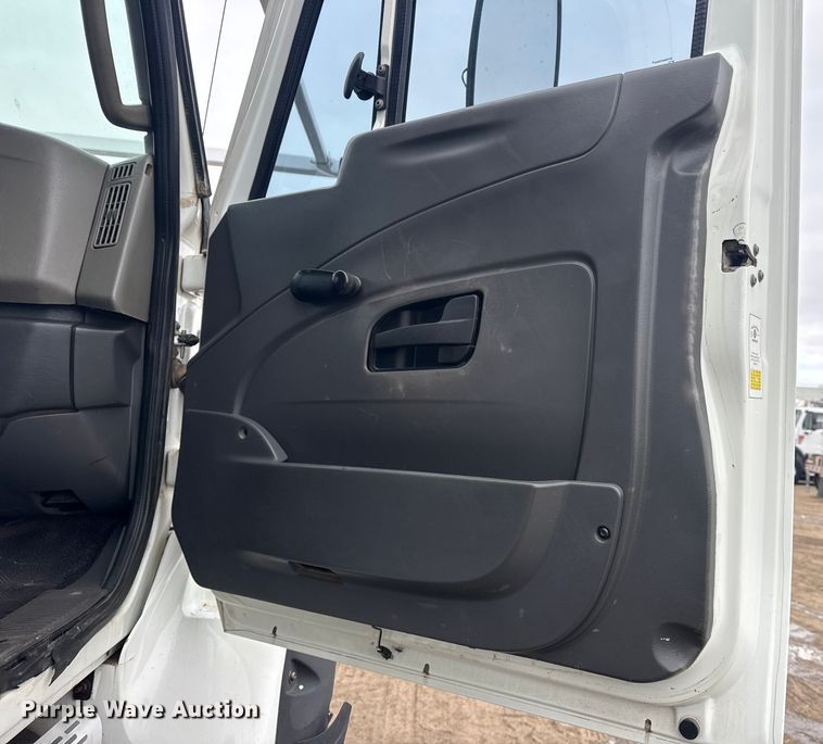 image for item EG2034 2013 International 7600 crane truck