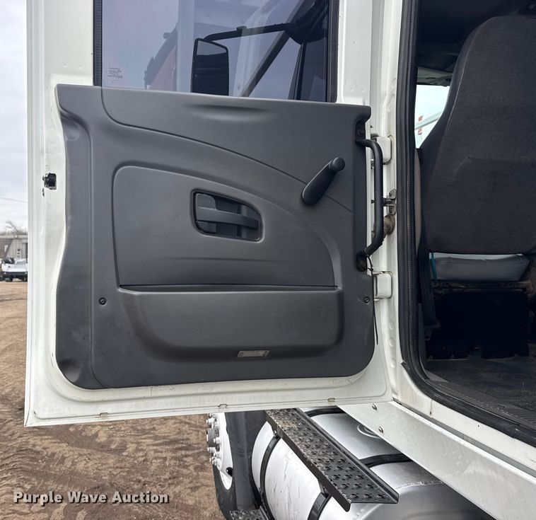 image for item EG2034 2013 International 7600 crane truck