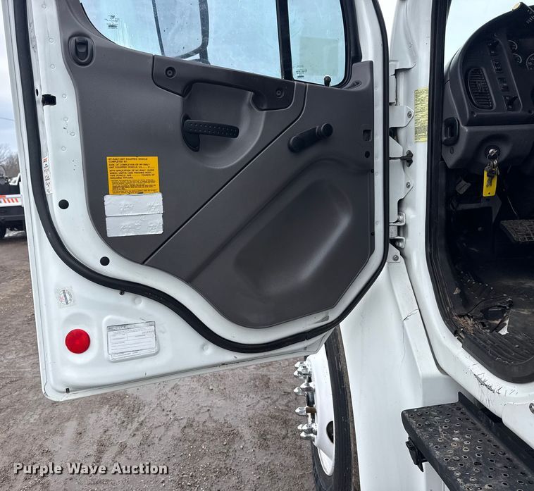 image for item EG2035 2007 Freightliner Business Class M2 crane truck