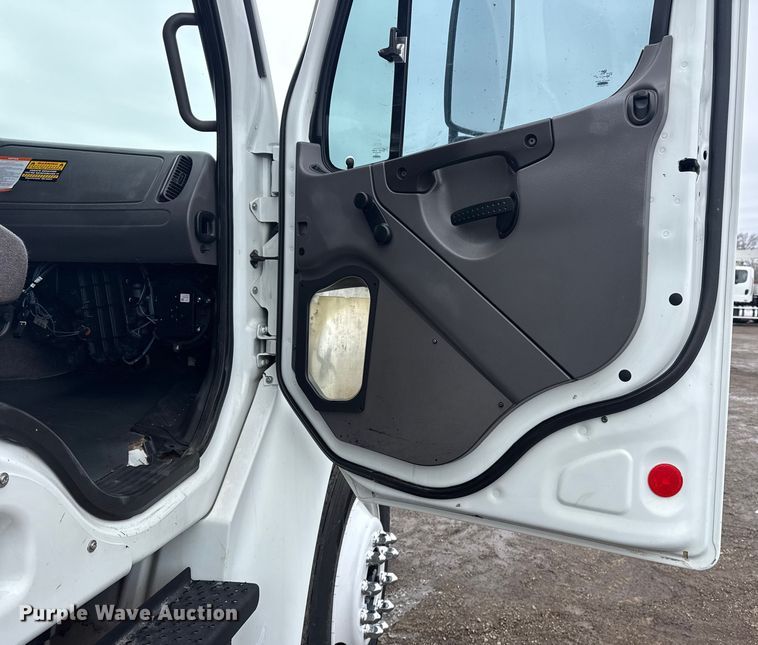 image for item EG2035 2007 Freightliner Business Class M2 crane truck