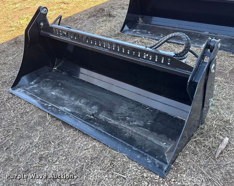 image for item EN0252 2025 Giyi skid steer four-in-one bucket