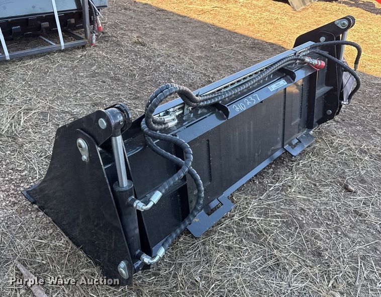 image for item EN0252 2025 Giyi skid steer four-in-one bucket