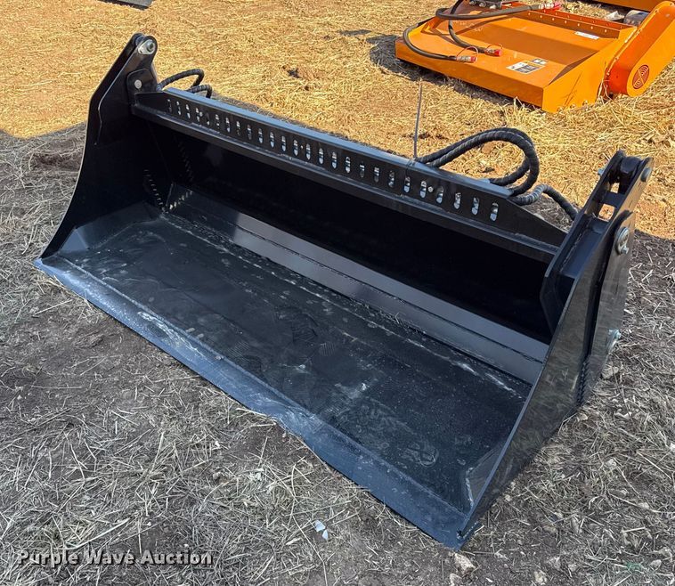 image for item EN0254 2025 Giyi skid steer four-in-one bucket