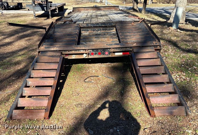 image for item EN5954 2005 Towmaster equipment trailer