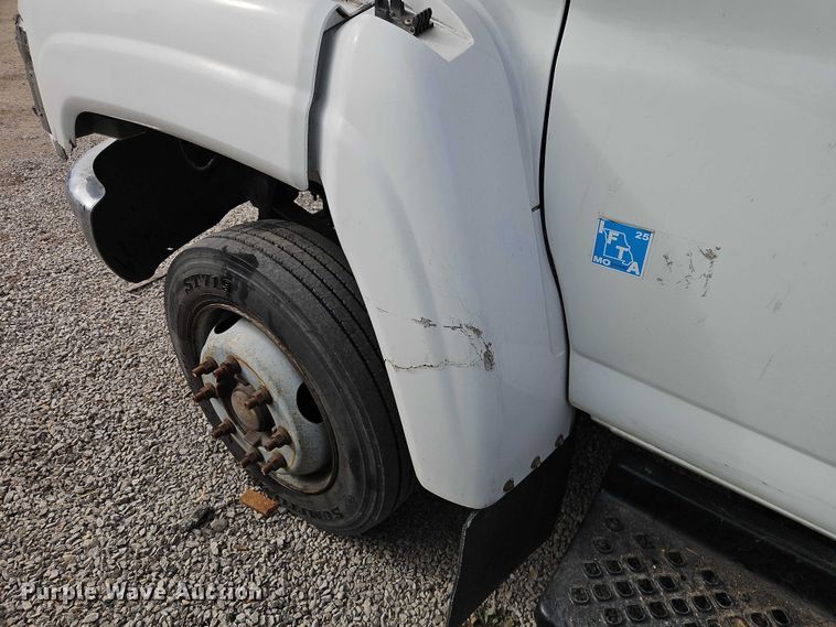 image for item EO4944 2009 GMC C5500 flatbed truck