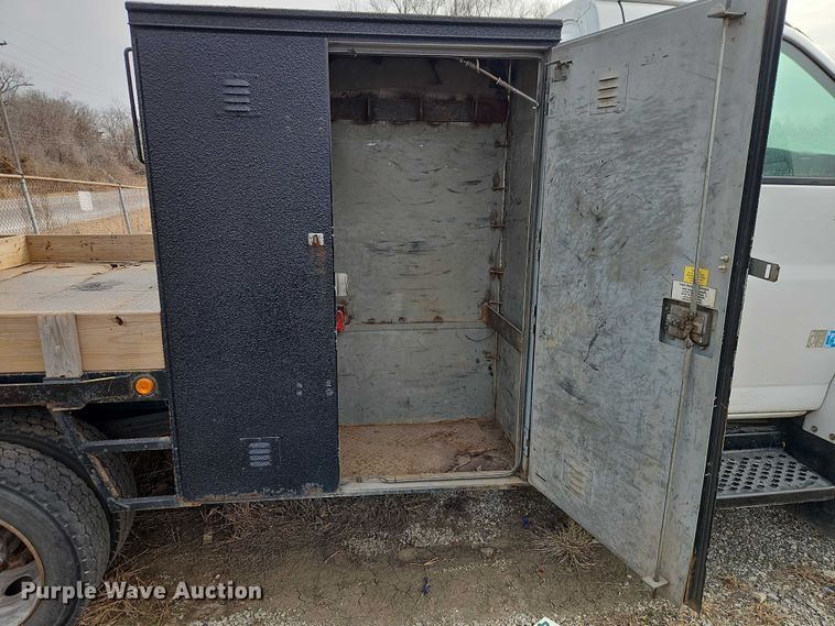 image for item EO4944 2009 GMC C5500 flatbed truck