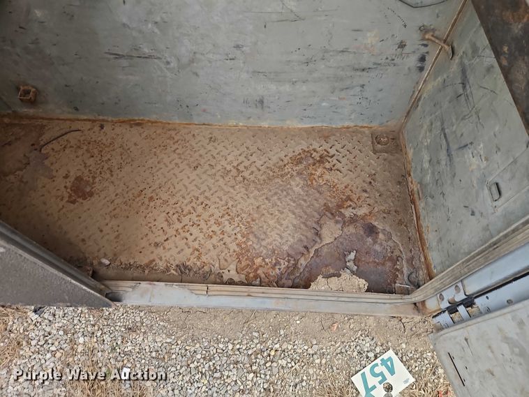 image for item EO4944 2009 GMC C5500 flatbed truck