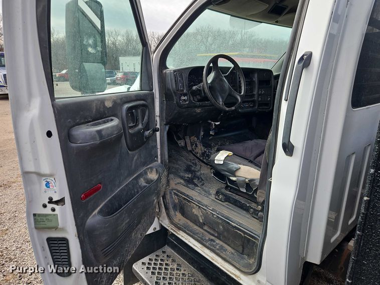 image for item EO4944 2009 GMC C5500 flatbed truck