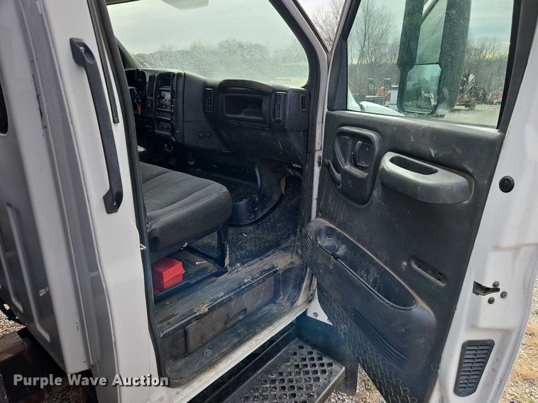 image for item EO4944 2009 GMC C5500 flatbed truck