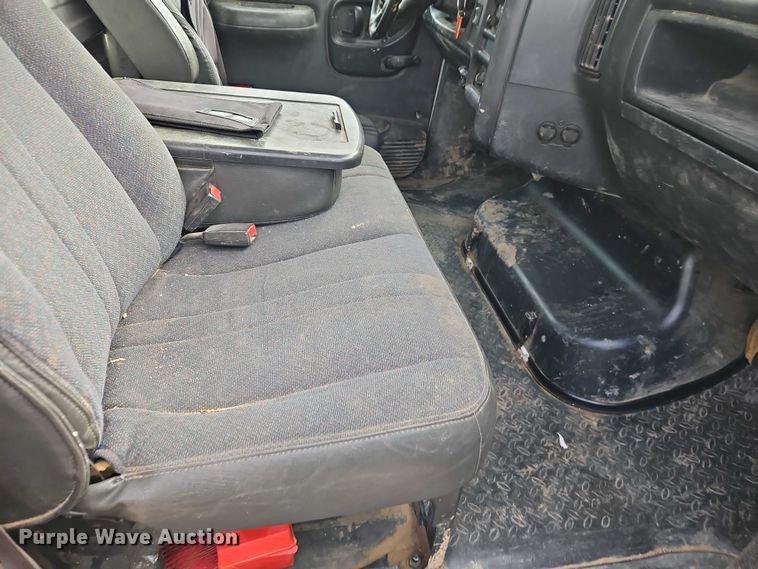 image for item EO4944 2009 GMC C5500 flatbed truck