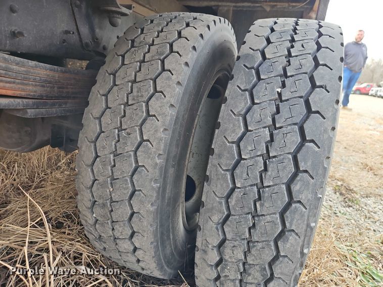 image for item EO4944 2009 GMC C5500 flatbed truck