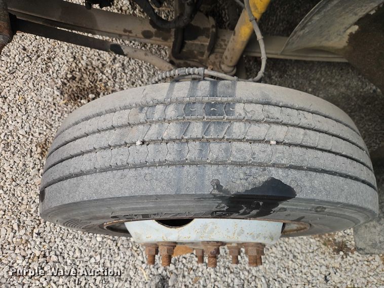 image for item EO4944 2009 GMC C5500 flatbed truck