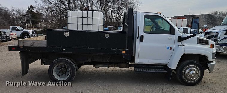 image for item EO4945 2009 GMC C5500 flatbed truck