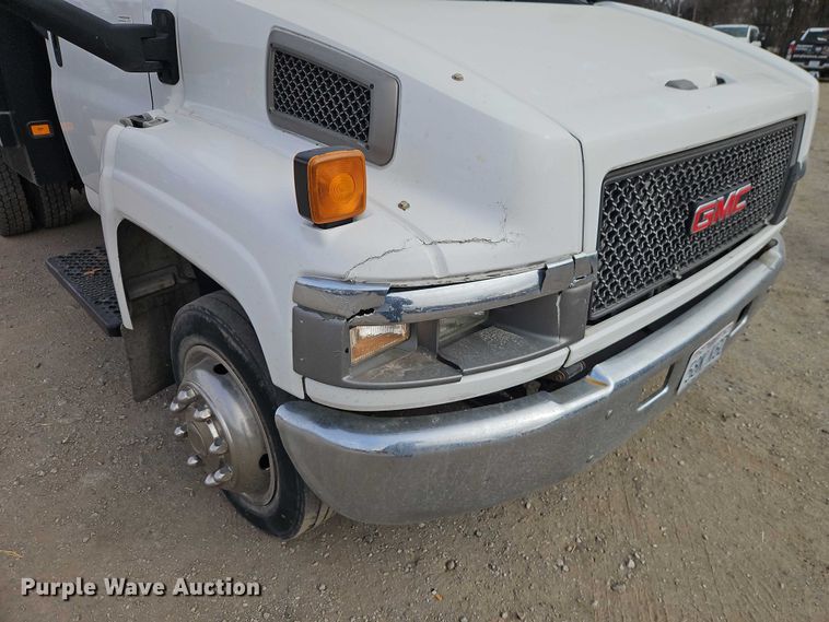 image for item EO4945 2009 GMC C5500 flatbed truck
