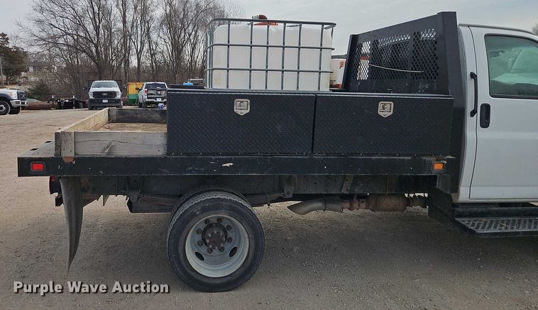 image for item EO4945 2009 GMC C5500 flatbed truck