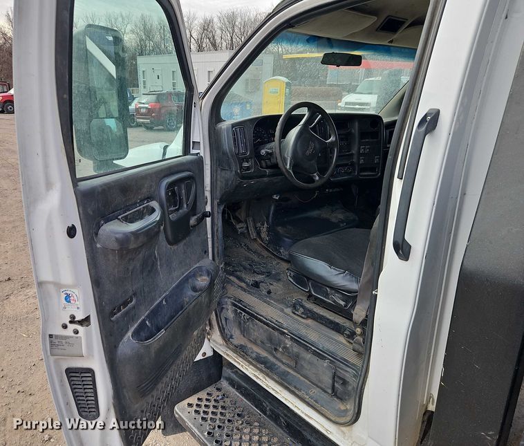 image for item EO4945 2009 GMC C5500 flatbed truck