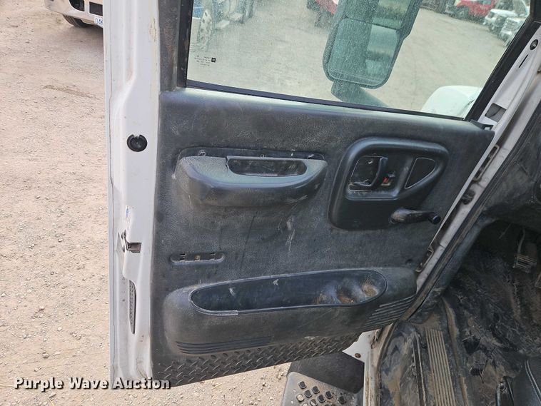 image for item EO4945 2009 GMC C5500 flatbed truck