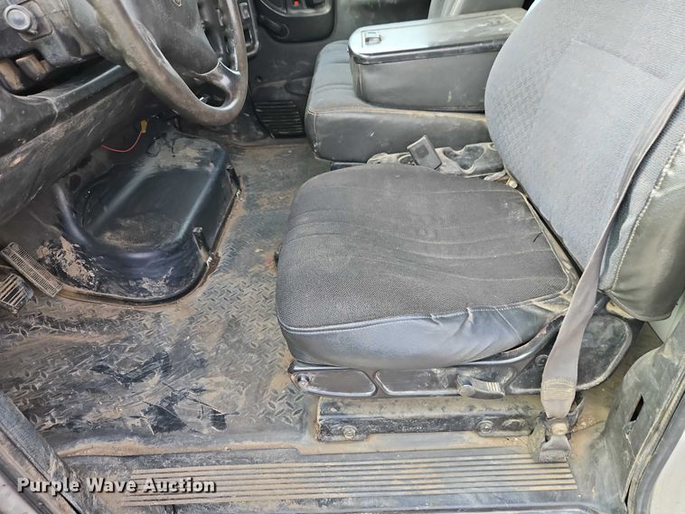 image for item EO4945 2009 GMC C5500 flatbed truck