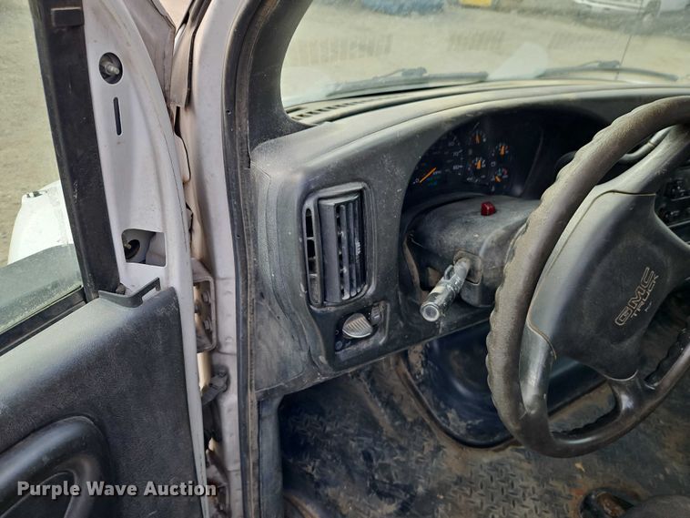 image for item EO4945 2009 GMC C5500 flatbed truck