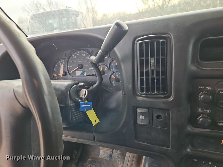 image for item EO4945 2009 GMC C5500 flatbed truck