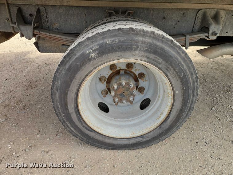 image for item EO4945 2009 GMC C5500 flatbed truck