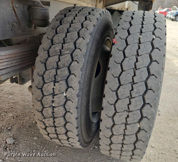 image for item EO4945 2009 GMC C5500 flatbed truck