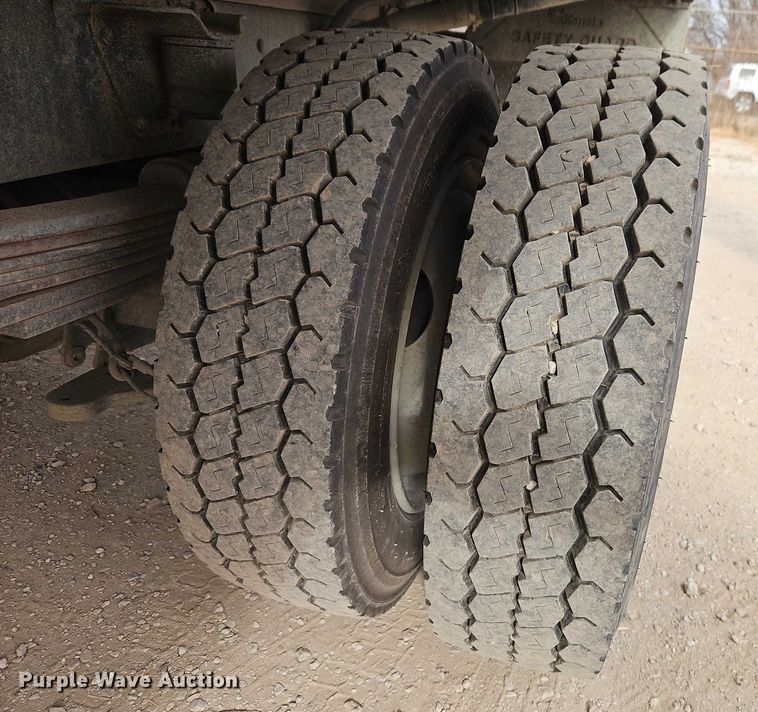 image for item EO4945 2009 GMC C5500 flatbed truck