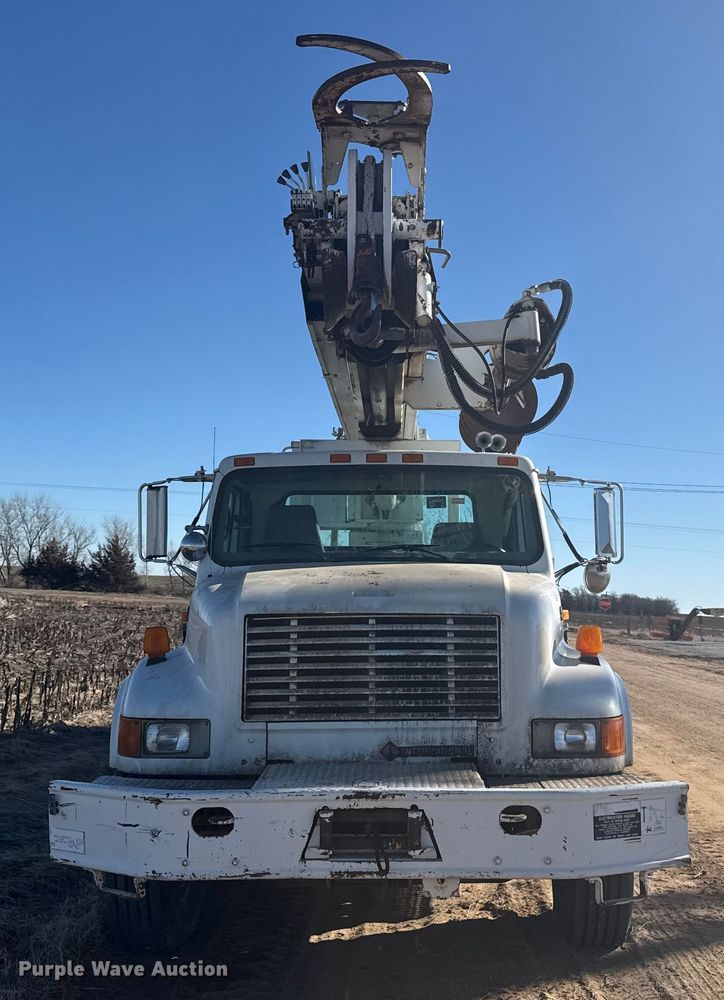 image for item EP2837 1998 International 4900 digger derrick truck