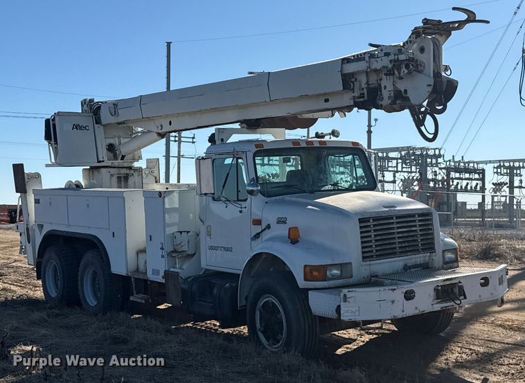 image for item EP2837 1998 International 4900 digger derrick truck