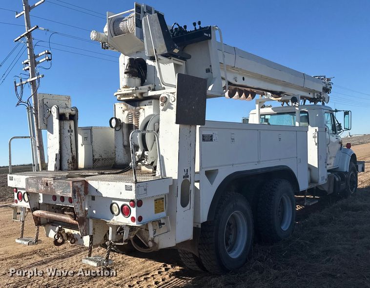 image for item EP2837 1998 International 4900 digger derrick truck