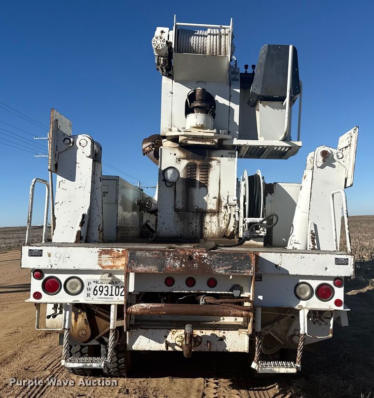 image for item EP2837 1998 International 4900 digger derrick truck