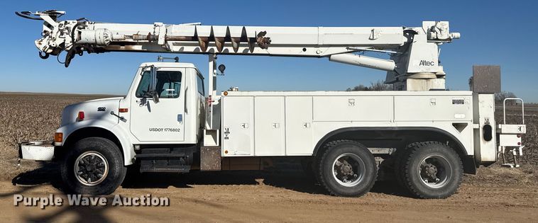 image for item EP2837 1998 International 4900 digger derrick truck