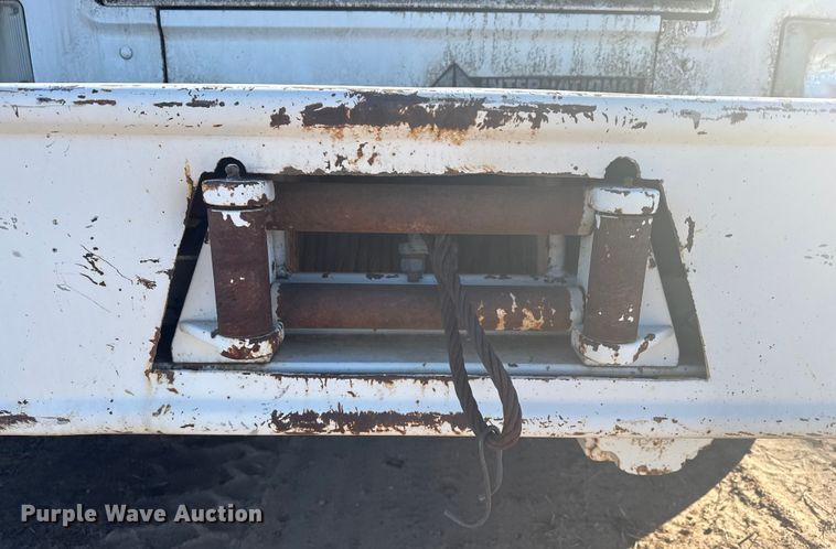 image for item EP2837 1998 International 4900 digger derrick truck