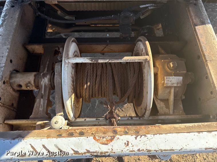 image for item EP2837 1998 International 4900 digger derrick truck