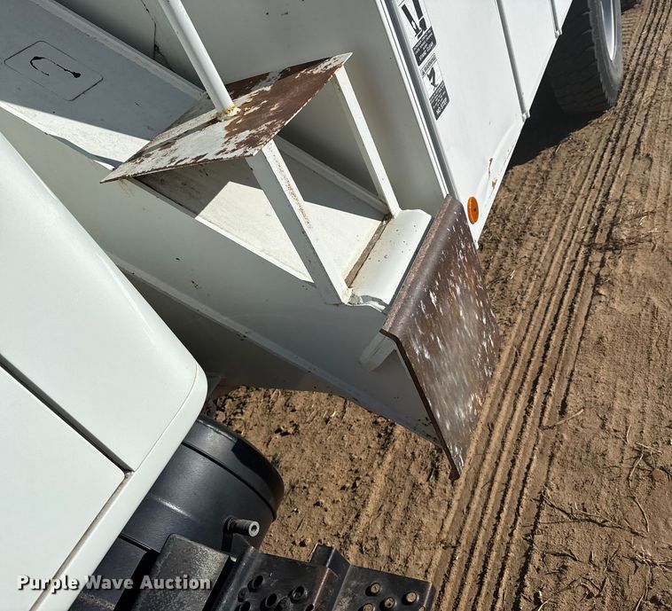 image for item EP2837 1998 International 4900 digger derrick truck