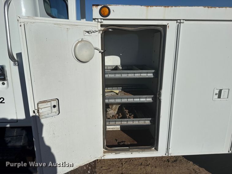 image for item EP2837 1998 International 4900 digger derrick truck