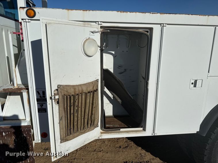 image for item EP2837 1998 International 4900 digger derrick truck