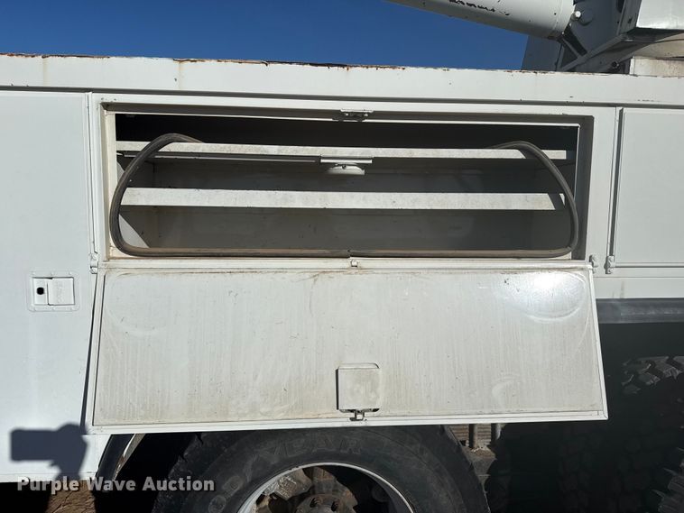 image for item EP2837 1998 International 4900 digger derrick truck