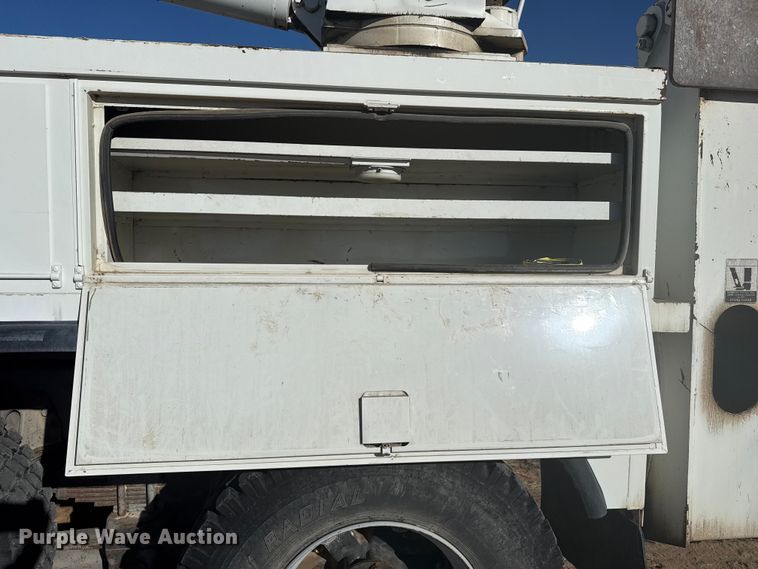 image for item EP2837 1998 International 4900 digger derrick truck