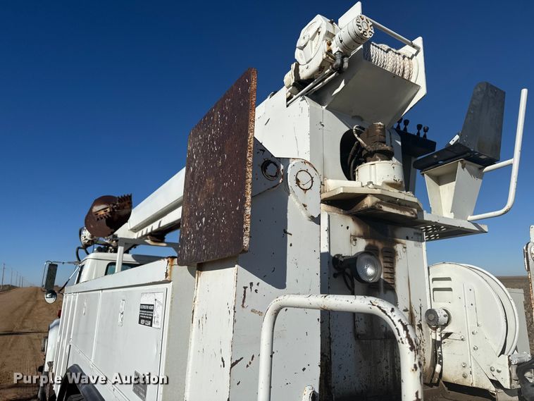 image for item EP2837 1998 International 4900 digger derrick truck