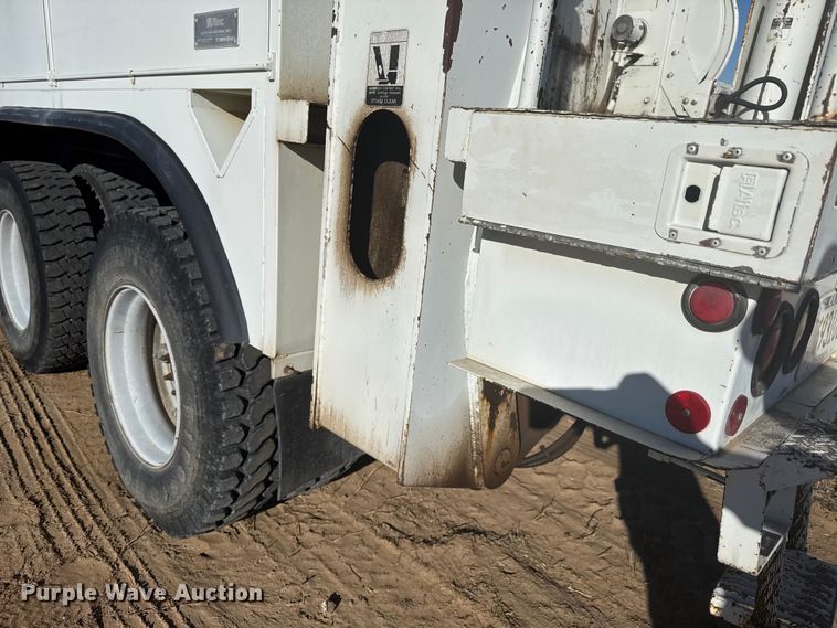 image for item EP2837 1998 International 4900 digger derrick truck