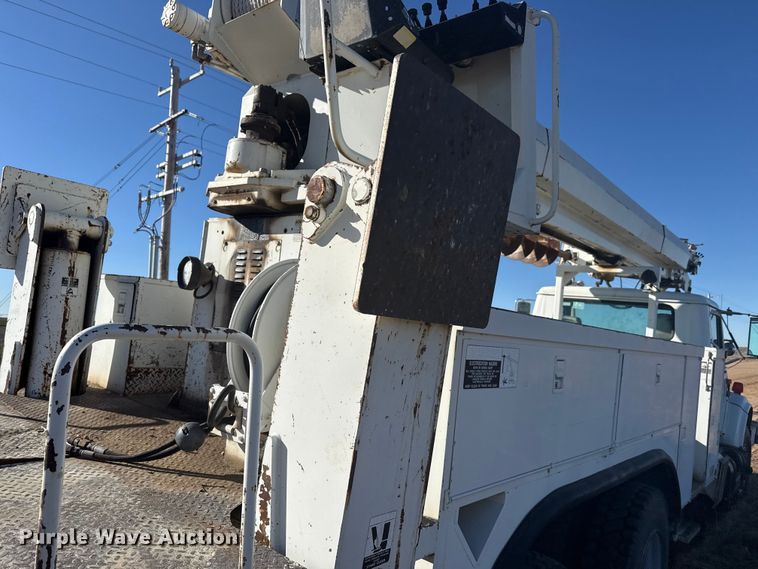 image for item EP2837 1998 International 4900 digger derrick truck