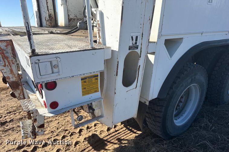 image for item EP2837 1998 International 4900 digger derrick truck